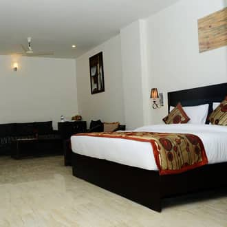 https://imgcld.yatra.com/ytimages/image/upload/t_hotel_yatra_details_desktop/v1467613297/Domestic Hotels/Hotels_Kathgodam/Royal Windsor Hotel/Deluxe Double/Deluxe_Double_kM6bdN.jpg